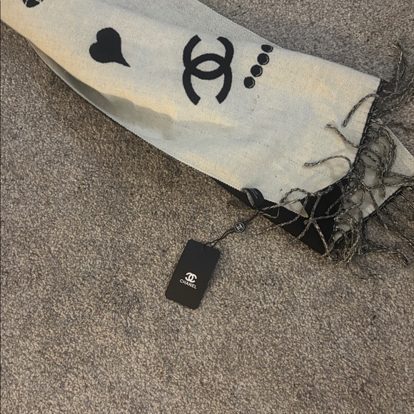CHANEL SCARF 🧣 - Picture 4 of 8
